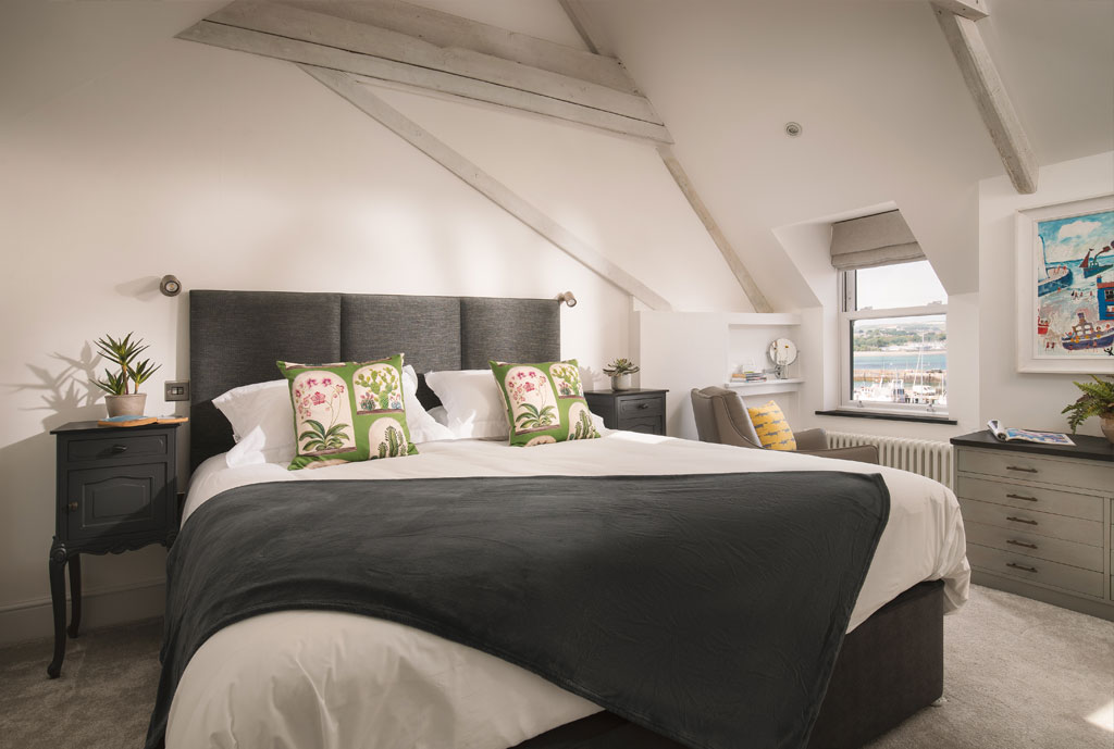 Meris Bedroom 02